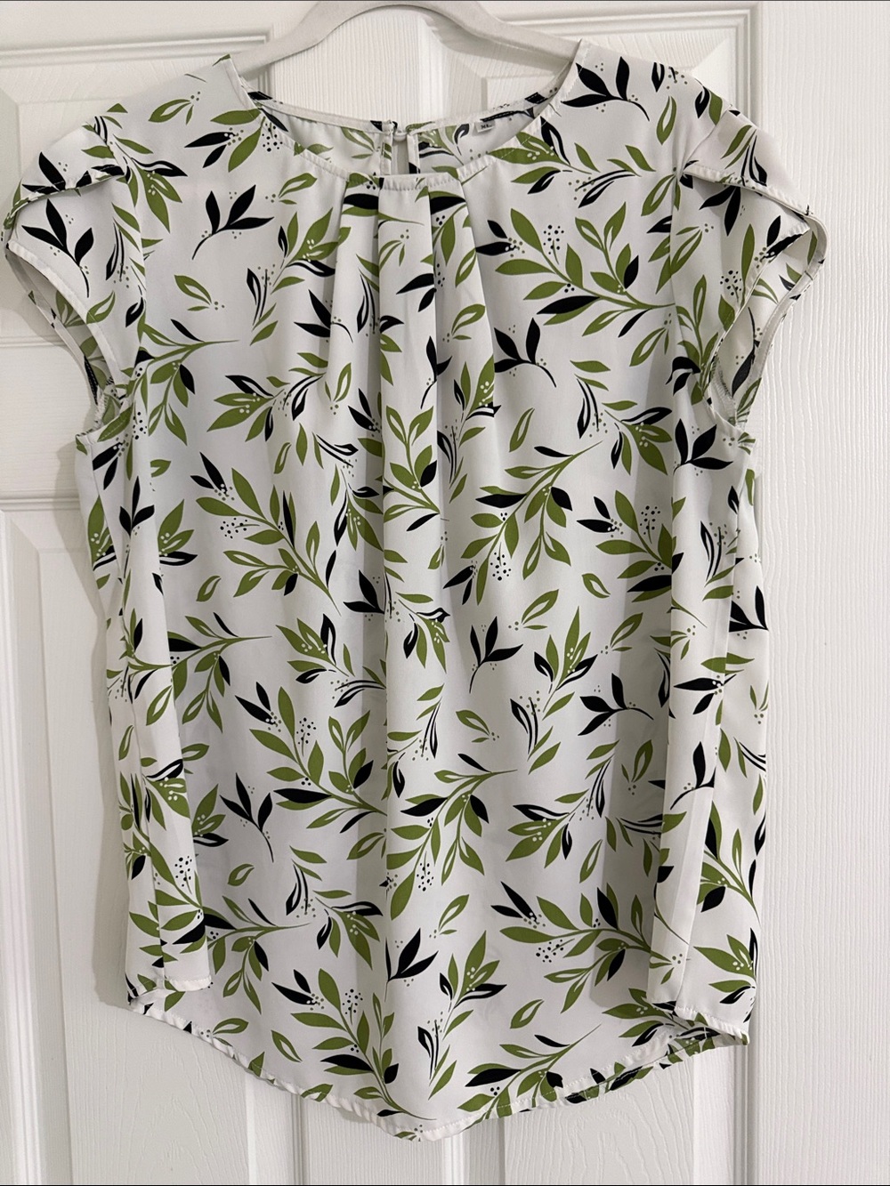Women’s White Leaf-Print Cap Sleeve Blouse